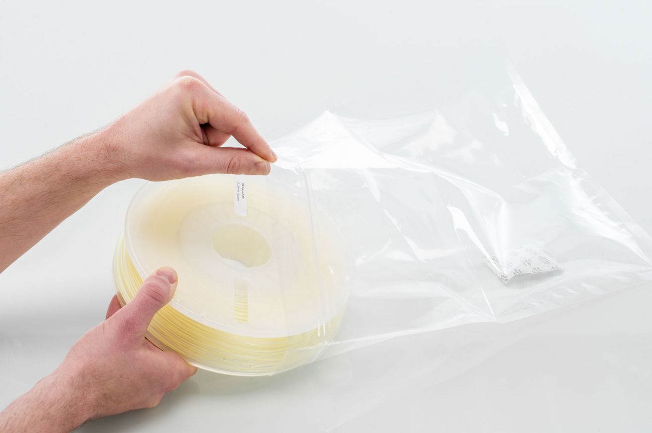 How_to_dry_UltimakerPVA_Placing_PVA_in_resealable_bag.jpg