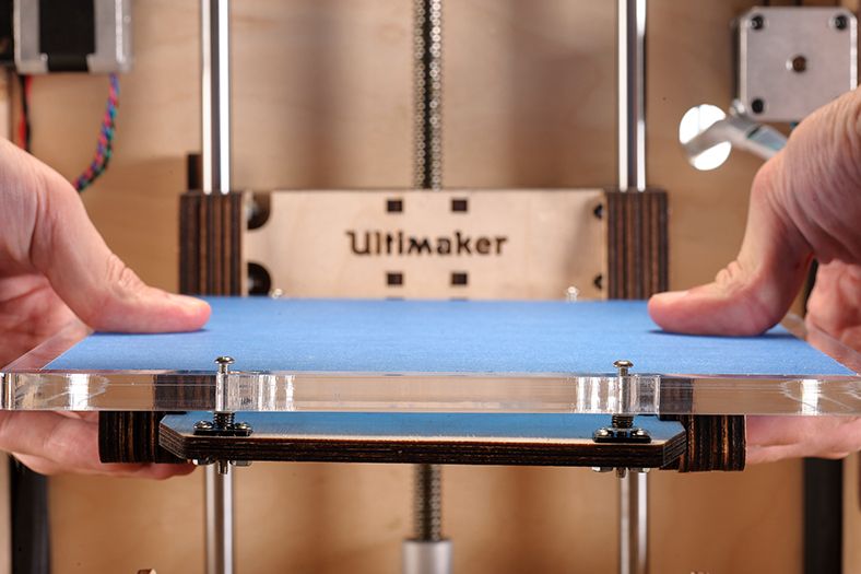 Replacing_the_blue_tape_on_UltimakerOriginal_Removing_acrylic_build_plate.jpg