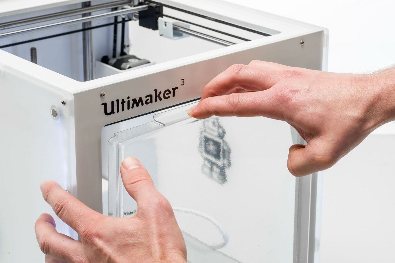 How_to_install_front_enclosure_for_Ultimaker3_Placing-front-enclosure.jpg