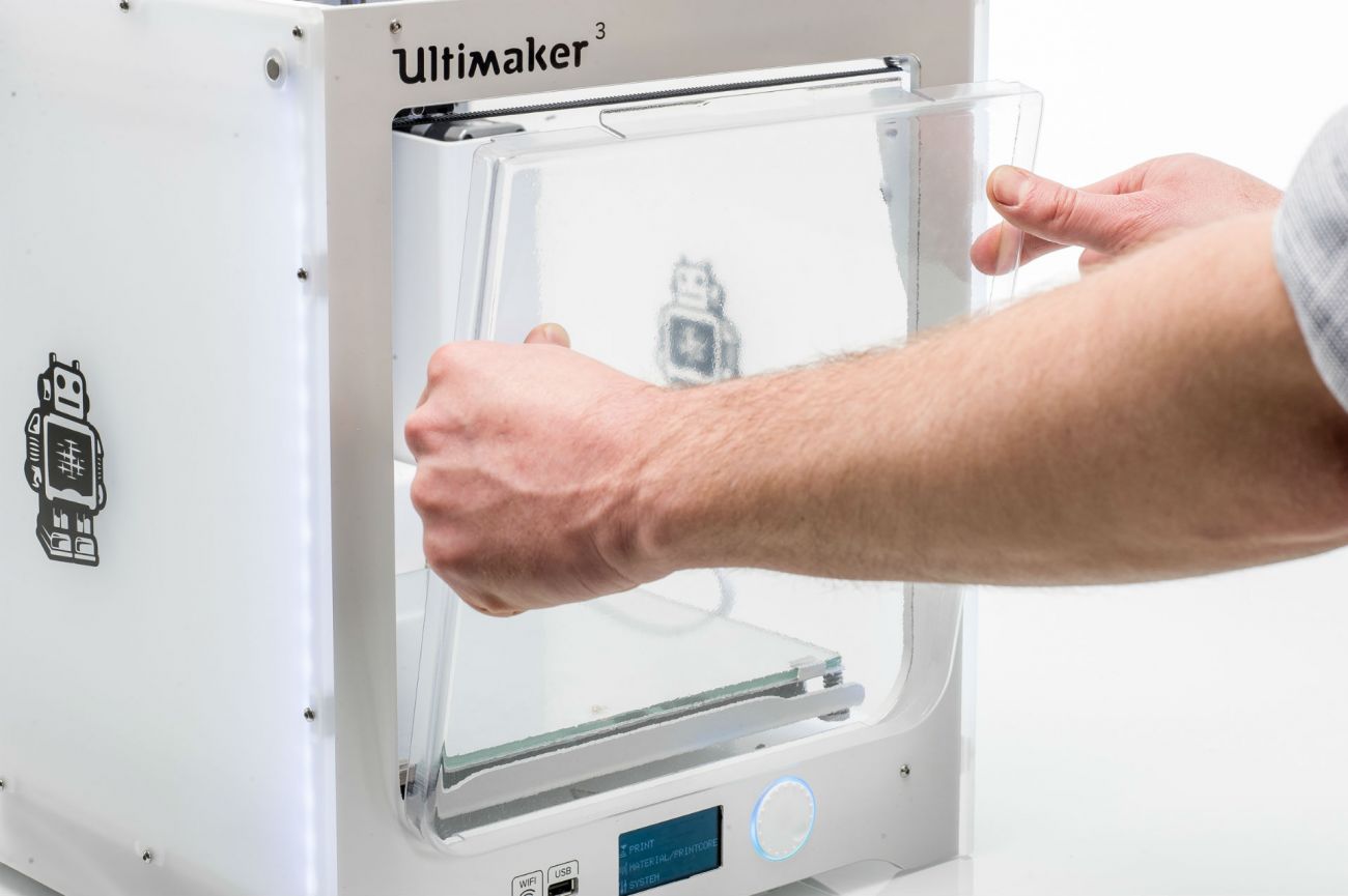 How_to_install_front_enclosure_for_Ultimaker3_Holding-front-enclosure.jpg