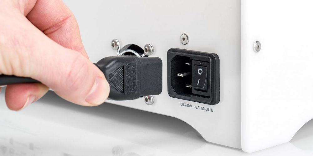 Installing the UltiMaker S3 hardware accessories