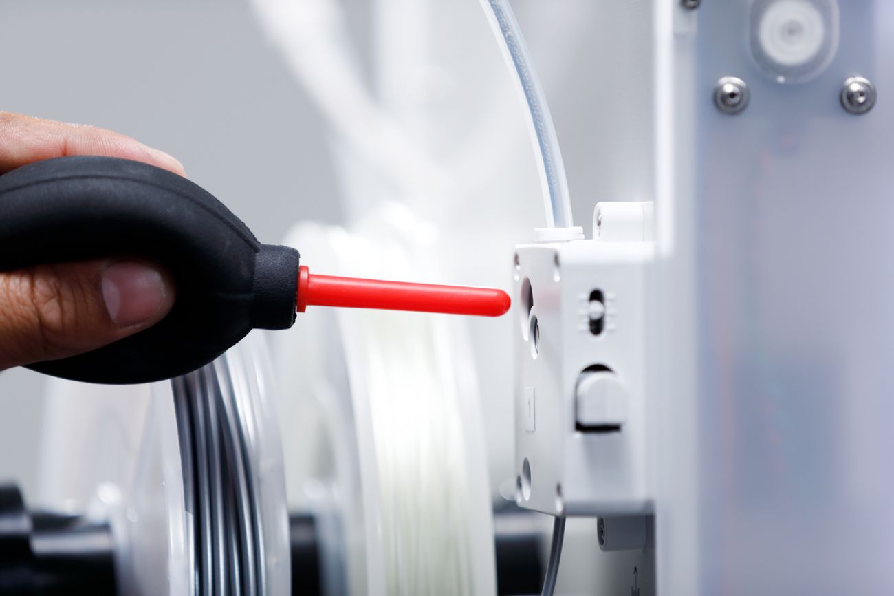 Material_ground_down_by_feeder_Cleaning_Ultimaker3_feeder.jpg