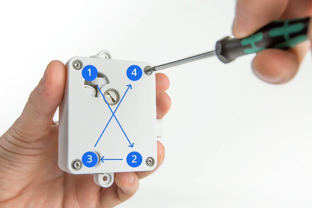 UM3-Tighten-feeder-bolts.jpg