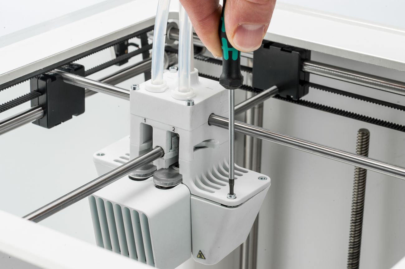 Ultimaker3_Loosen-side-fan-bracket.jpeg
