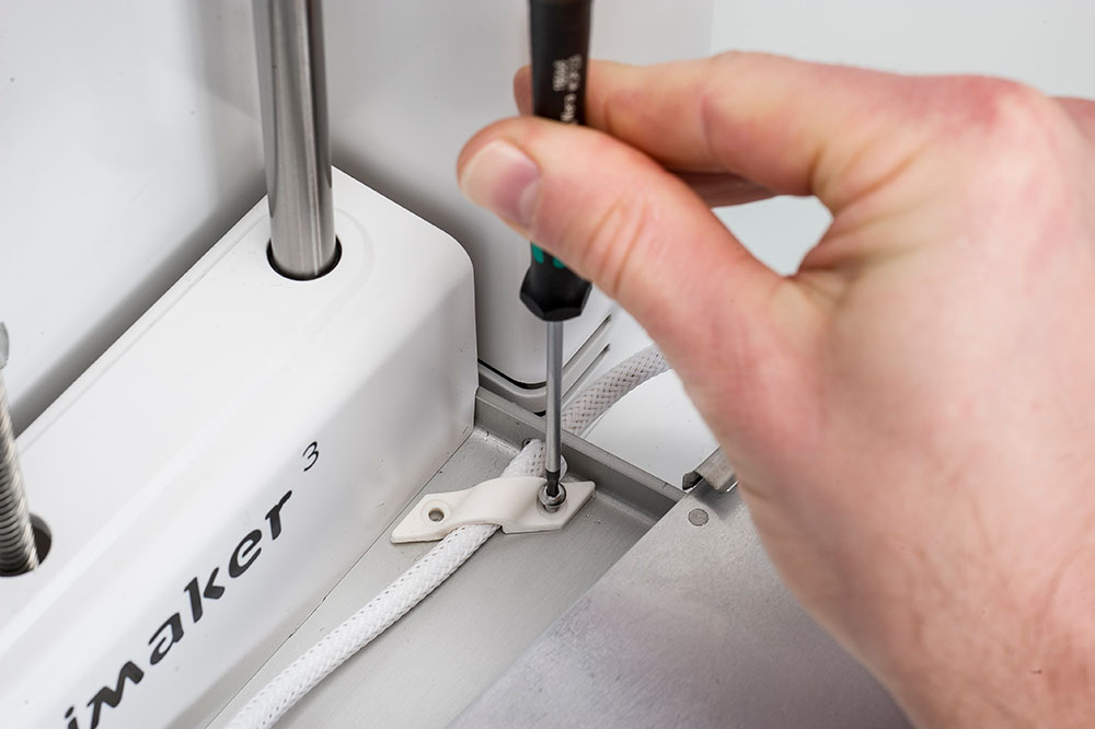 UM3-Remove-heated-bed-cable-clip.jpg