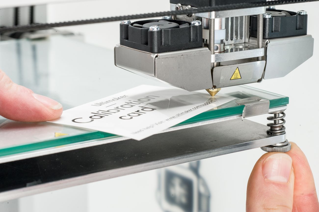 Build_plate_leveling_Ultimaker2 _Place_calibration_card.jfif