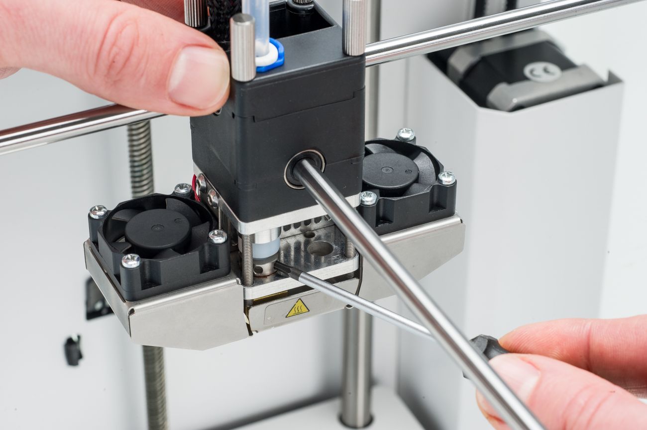 Retighten_Ultimaker2__hot_end_isolator_Inserting_wrench.jfif