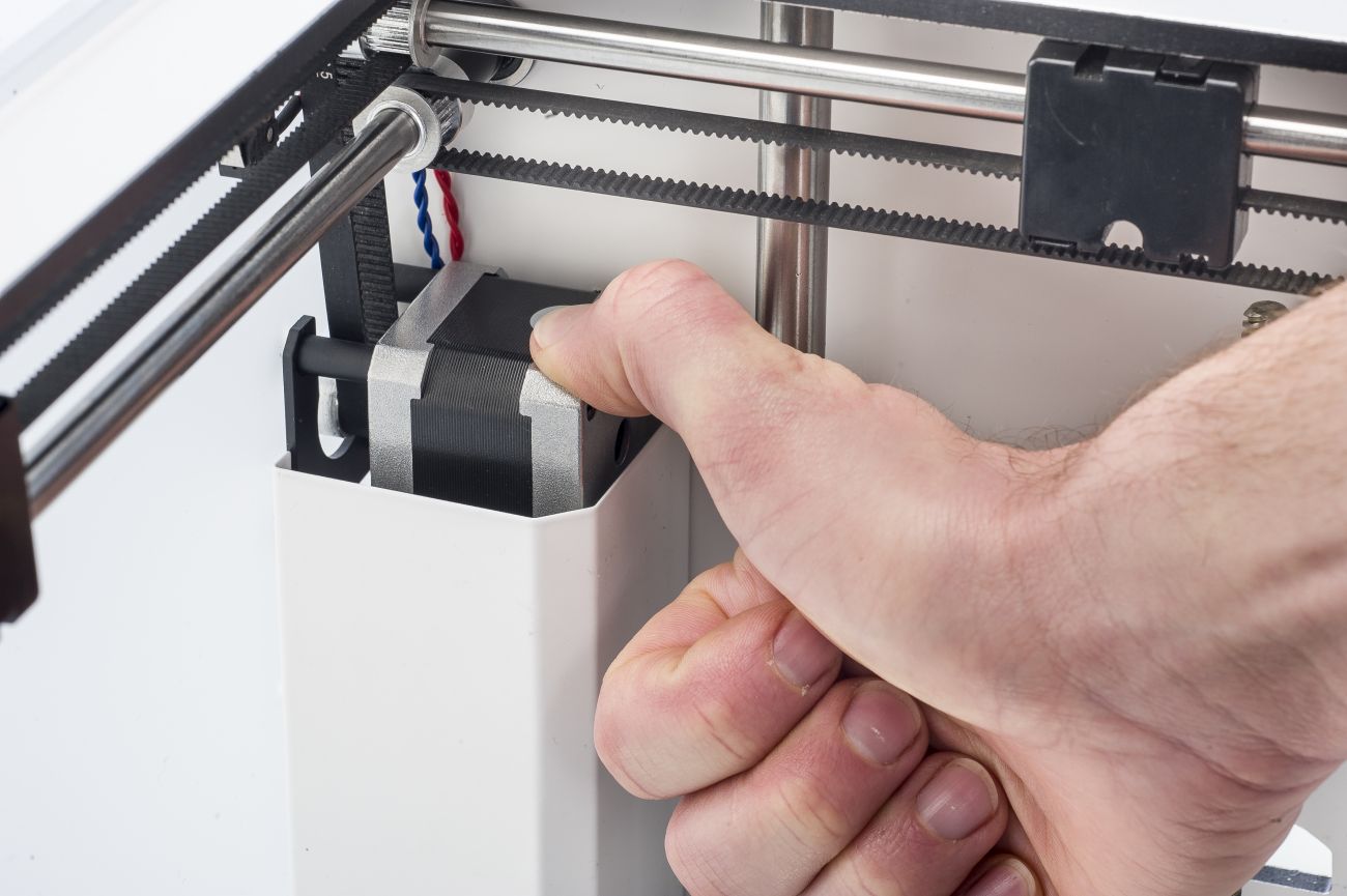Check_tension_Ultimaker2 _short_belts_Pressing_down_motor.jfif