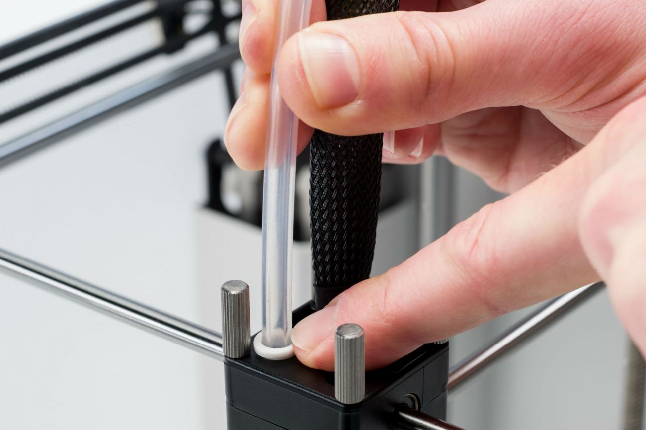 Cleaning_Ultimaker2__Inserting_bowden_tube.jpg