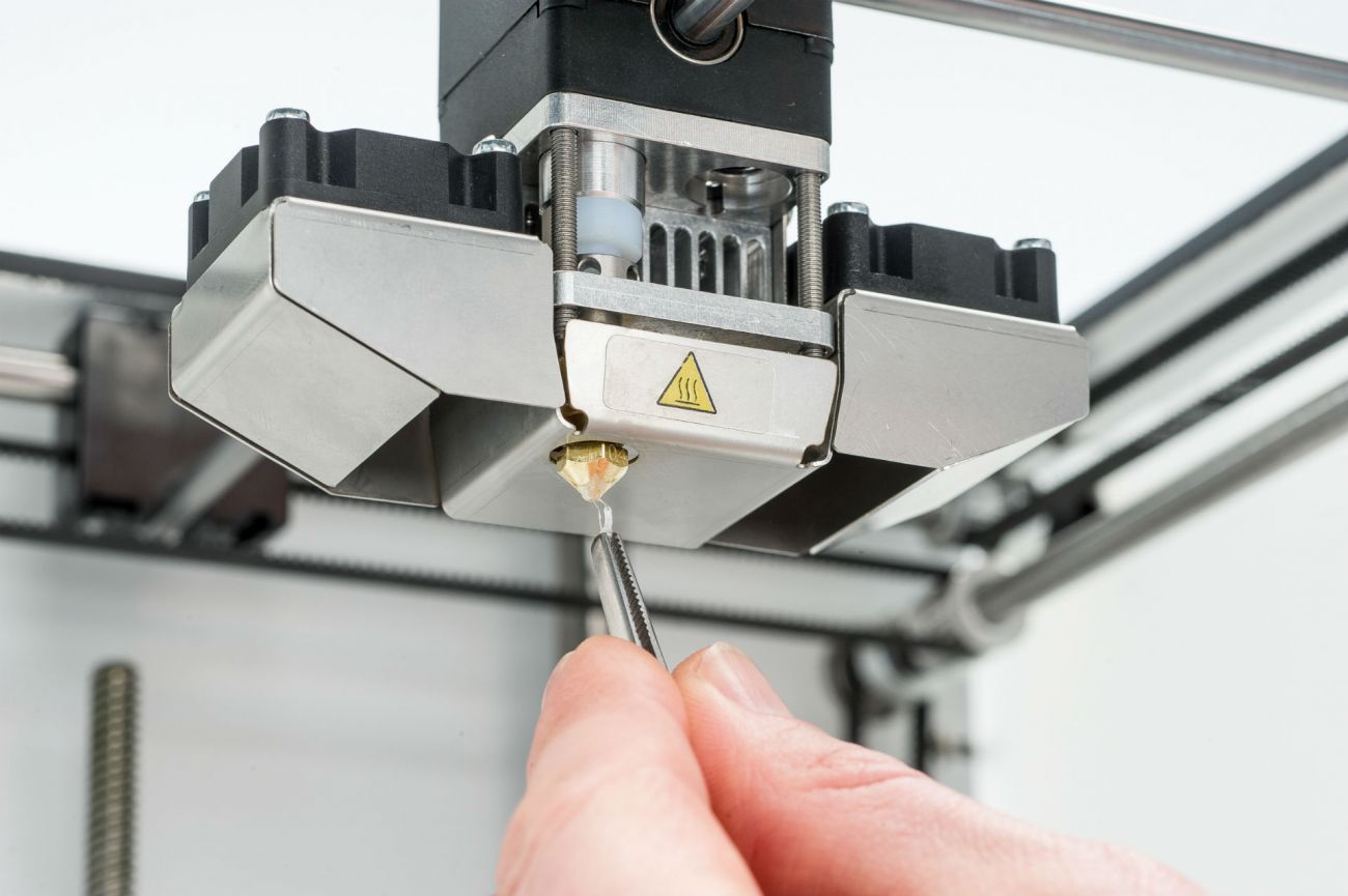 Cleaning_Ultimaker2__Removing_material_from_nozzle.jpg