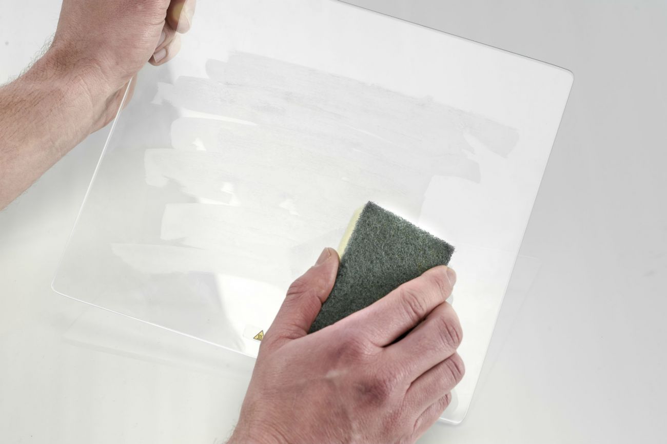 Cleaning_Ultimaker2__Cleaning_glass_plate.jpg