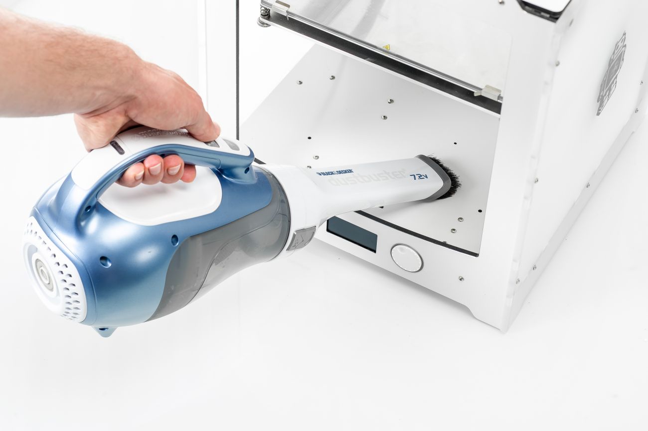 Cleaning_Ultimaker2__Vacuuming_printer.jfif